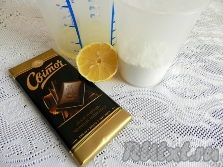 Подготовить продукты для приготовления безе с шоколадом. Яйца аккуратно разделить на белки и желтки (желтки нам в этом рецепте не понадобятся).
