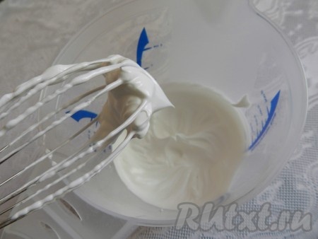 Взбивать белки до тех пор, пока масса не станет очень густой и не будет опадать с венчика миксера (как на фото).
