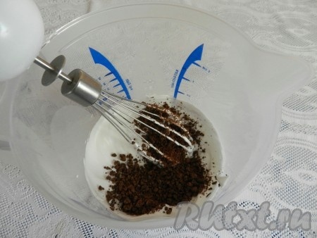Во взбитые белки добавить шоколад, аккуратно перемешать (до однородности).
