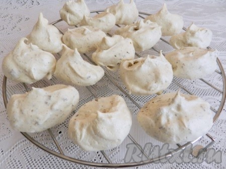 Готовое пирожное переложить на решётку до окончательного остывания.
