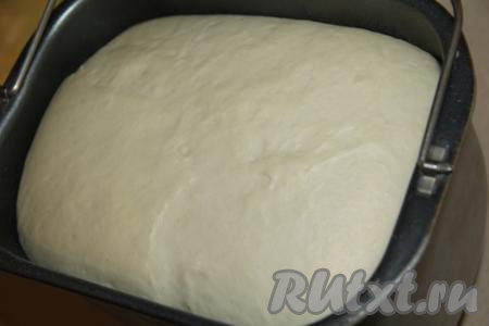 Если замешивать дрожжевое тесто руками, тогда нужно соединить запенившуюся опару, белок, не горячий растопленный маргарин (или масло) и сахар, перемешать венчиком, всыпать муку и соль и замесить мягкое тесто, поместить его в миску и оставить на 1,5 часа под полотенцем в тепле.