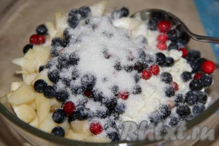 По желанию, к творогу с яблоками можно добавить ягоды (у меня свежие лесные ягоды, можно взять и замороженные).&nbsp;Всыпать сахар, можно добавить щепотку ванили и перемешать творожно-яблочную начинку для пирожков.