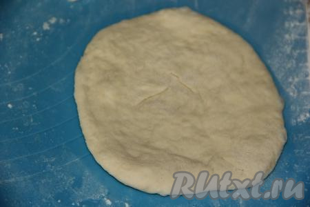 По прошествии времени тесто хорошо поднимется. Обмять его и выложить на стол, дать отдохнуть минут 20, а затем сформировать пирожки любой формы (я сделала лодочки). Тесто поделить на небольшие части, немного оставить для украшения, если будете делать пирожки, как у меня. Размер пирожков выбирайте сами, у меня из этого количества теста получилось 15 не маленьких пирожков. Каждую часть теста на припылённой мукой поверхности раскатать в круг, не тонко.