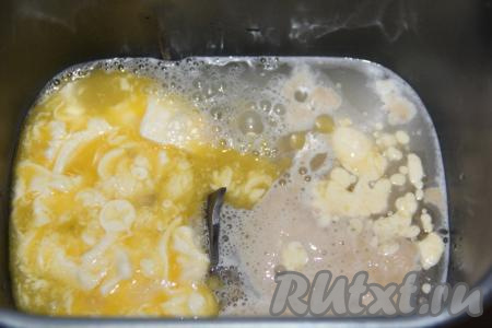 Добавить растопленный не горячий маргарин (или сливочное масло).