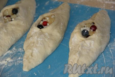 Защипать края каждого круга в виде лодочки, оставив вверху отверстие с начинкой.