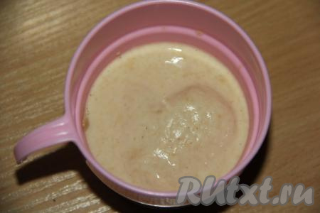 Сделать опару, для этого в 250 мл тёплой воды развести сухие дрожжи и оставить на 10 минут.&nbsp;Температура воды должна быть не более 40 градусов, иначе дрожжи могут погибнуть. По прошествии 10 минут на поверхности опары появится пенная шапочка, это говорит о том, что дрожжи начали работать.