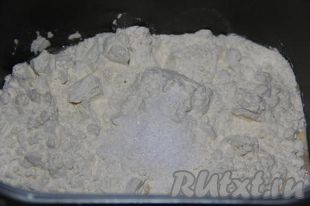 Всыпать муку и соль, выставить режим "Замес теста" на 1,5 часа. В процессе замеса важно следить за формированием колобка из теста, если тесто сильно липнет к стенкам ведёрка хлебопечки, добавьте немного муки.