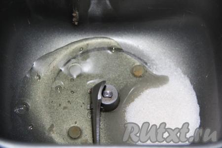 Я замес теста для пирожков делала в хлебопечке, для этого в ведёрко нужно добавить яичный белок и сахар.