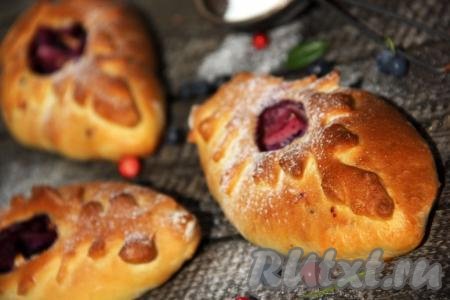 Готовой выпечке дать немного остыть. Аппетитные, вкусные, мягкие пирожки, приготовленные с яблоками и творогом, подать к столу тёплыми или полностью остывшими. Такая выпечка идеально подойдёт к чаю, молоку или кофе.