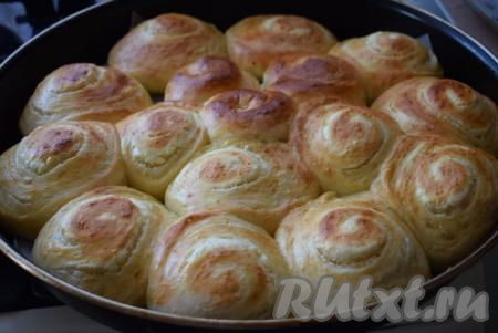 Почти готовые булочки достаём из духовки.