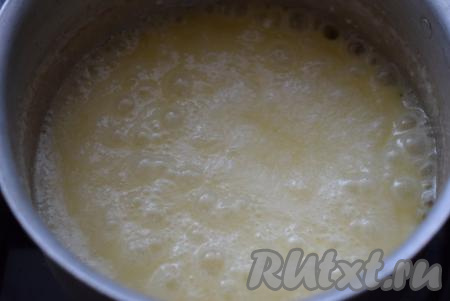 Увариваем нашу заливку на медленном огне, примерно, 3&nbsp;минуты (до загустения) и выключаем огонь.