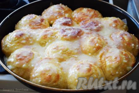 Далее покрываем верх булочек нашей заливкой, обильно смазывая каждую булочку, стараемся чтобы заливка проникла и между булочками со всех сторон. Булочки в заливке снова отправляем в духовку и выпекаем ещё&nbsp;12-15 минут.