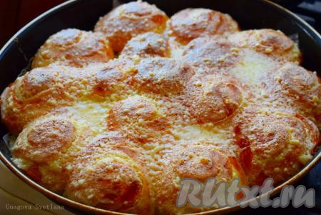 За это время заливка пропитает наши булочки с крем чизом, они станут невероятно мягкими, сливочными, ароматными и очень вкусными. Готовую выпечку достаём из духовки и, накрыв полотенцем, охлаждаем до тёплого состояния.