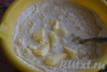 Добавляем в миску кусочки размягчённого сливочного масла (для того чтобы масло размягчилось, его нужно заранее достать из холодильника, чтобы оно полежало и согрелось при комнатной температуре) и вливаем растительное масло.