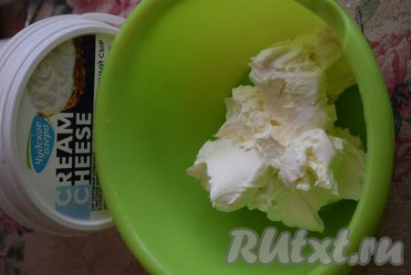 Подготовим начинку для булочек, для этого в миску выкладываем крем чиз (творожно-сливочный сыр) и всыпаем 3-4 столовые ложки сахара (количество сахара в начинке регулируйте по своему вкусу). Сильно сладкой начинку делать не стоит, так как мы будем выпекать дрожжевые булочки в сладкой заливке.