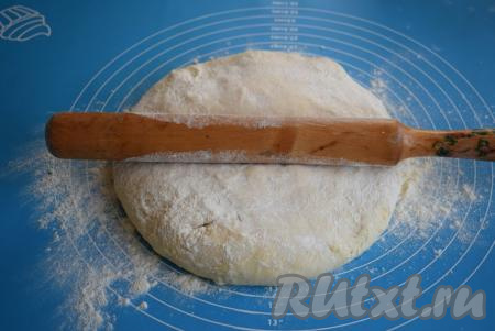 Присыпаем тесто 1-2 чайными ложками&nbsp;муки и раскатываем скалкой в пласт размером, приблизительно, 45 см на 60 см.