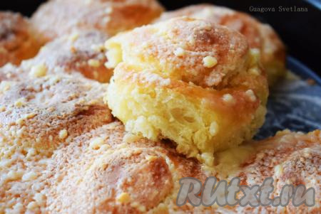 Посмотрите какими нежными, воздушными и сочными получаются булочки.