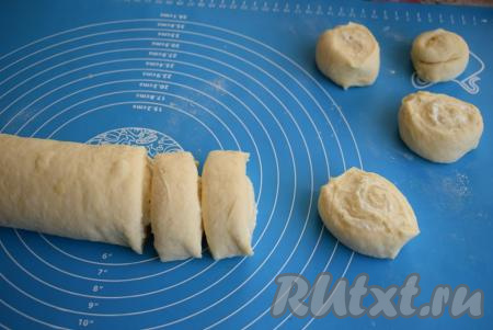 Рулет нарезаем на кусочки шириной около 3 см.