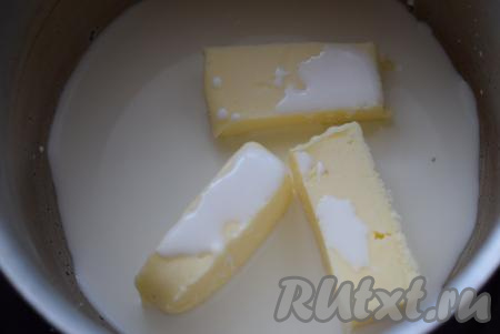 Пока тесто подходит, сварим вкуснейшую сливочную заливку для наших булочек, для этого в кастрюльку небольшого размера всыпаем сахар, наливаем сливки и кладём кусочки сливочного масла.