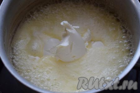 После закипания варим массу на медленном огне,&nbsp;примерно, 7-8 минут, затем добавляем в кастрюлю творожно-сливочный сыр (крем чиз). Аккуратно перемешиваем ложкой до полного соединения сыра с масляно-сливочной массой.