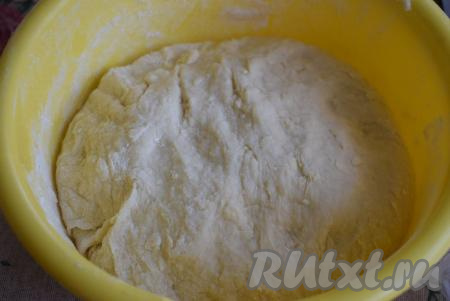 Вымешиваем тесто руками, примерно, 10 минут (вымешиваем до тех пор, пока тесто не станет мягким, гладким и полностью перестанет липнуть к рукам). По консистенции дрожжевое тесто для булочек должно получиться нежным, не плотным. Накрываем миску с тестом плёнкой и оставляем в тёплом месте, примерно, на 1,5 часа.