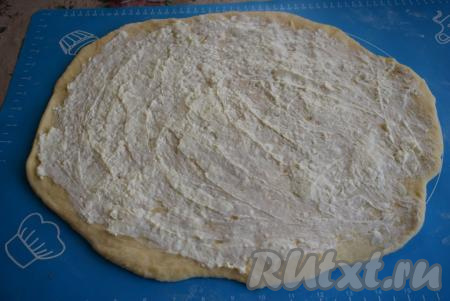 На пласт выкладываем начинку из крем чиза и равномерно распределяем её&nbsp;по всей поверхности теста, не заходя на края теста.