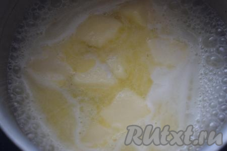 Ставим кастрюльку на небольшой огонь и варим, периодически помешивая, до закипания.