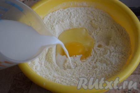 Молоко подогреваем до температуры 40 градусов. В мучную смесь вбиваем яйцо и выливаем тёплое молоко.