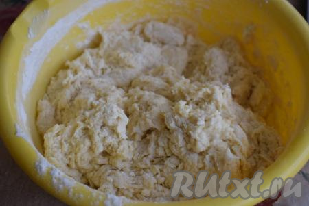 Начинаем замес теста сначала при помощи ложки, когда тесто начнёт сворачиваться в шар, приступаем к замесу руками.