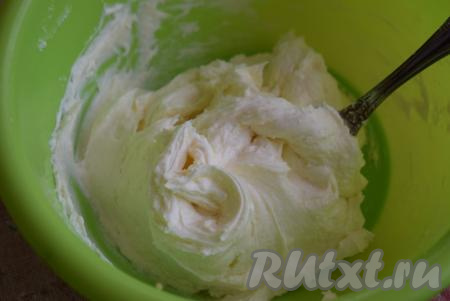 Перемешиваем крем чиз с сахаром до однородной массы и наша начинка для булочек готова.