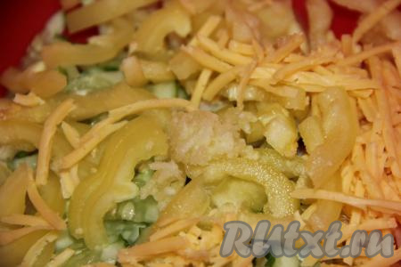 Очистить зубчик чеснока, пропустить через пресс и тоже добавить в салат.