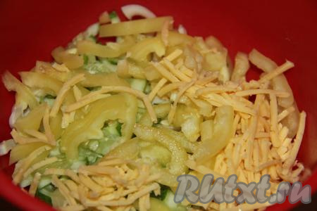 Болгарский перец сполоснуть водой, удалить плодоножку с семенами и нарезать&nbsp;на тонкие полоски. Добавить болгарский перец и сыр, натёртый на крупной тёрке, в салат из кальмаров и свежего огурчика.