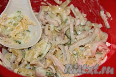 Заправить салат майонезом, подсолить по вкусу и хорошо перемешать.