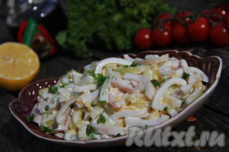 Салат, приготовленный из кальмаров с добавлением огурца и болгарского перца, получается сочным, вкусным, нежным и очень аппетитным. Он отлично впишется и в праздничное, и в повседневное меню!