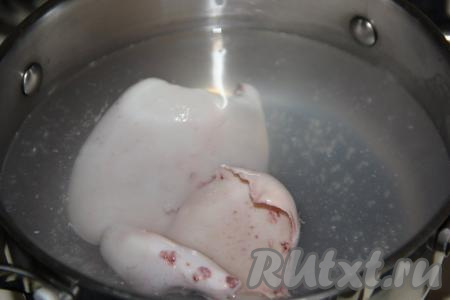 Чистую воду влить в кастрюлю и довести до кипения. Опускать тушки по одной и варить 10 секунд с момента закипания на среднем огне, затем выкладывать на тарелку. Опускать следующую тушку только тогда, когда вода снова хорошо закипит.