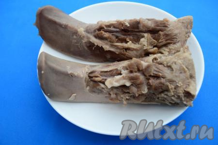 По прошествии времени сразу снимаем кастрюлю с огня, воду выливаем в раковину, а языки сразу же ставим под холодную воду (чем быстрее поместить готовые языки под воду, тем легче будет сниматься с них кожица). Затем снимаем кожицу и наш мягчайший свиной язык готов.