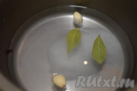 В кастрюлю с водой, из которой мы достали языки, добавляем соль, лавровые листья, очищенные зубчики чеснока и чёрный перец горошком, ставим на огонь и доводим рассол до кипения, провариваем минуты 2-3 (за это время кристаллики соли должны полностью раствориться). Затем рассол снимаем с огня и даём ему полностью остыть. Помещаем в остывший рассол наши свиные языки, накрываем крышкой и убираем кастрюлю на 10 часов в холодильник (можно поставить и на ночь).