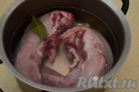 Рассол из кастрюли выливаем в раковину. Кастрюлю споласкиваем. Затем в кастрюлю выкладываем свиные языки, добавляем один лавровый листик и заливаем достаточным&nbsp;количеством чистой воды (вода должна полностью покрывать мясо). Ставим на средний огонь, как только вода закипит, уменьшаем огонь до минимального и варим языки, примерно, 2-3 часа (варить нужно именно на минимальном огне, чтобы не было сильного бурления воды, тогда языки получатся мягкими и нежными). Если языки не очень крупные, то достаточно будет варить их 2-2,5 часа, я готовила крупные языки, поэтому на варку мне понадобилось 3 часа.&nbsp;