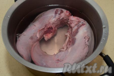 Сперва приготовим рассол для языков, для этого наберём в кастрюлю 1 литр чистой воды и опустим туда два наших языка. Если вода полностью покрывает языки, значит воды для приготовления рассола вполне достаточно.&nbsp;Если 1 литр воды покрывает языки не полностью, тогда нужно будет взять для приготовления рассола 1,5 или 2 литра воды (просто в кастрюлю с языками, залитыми 1 литром воды, долейте ещё 0,5 литра воды, если языки полностью покрыты водой, значит воды достаточно). Однако важно учитывать, что если вы добавляете 1,5 или 2 литра воды, то пропорционально нужно увеличивать количество соли и других ингредиентов, необходимых для варки рассола. Как только вы определились с нужным количеством воды, вынимаем языки (!) из воды и отставляем в сторону.