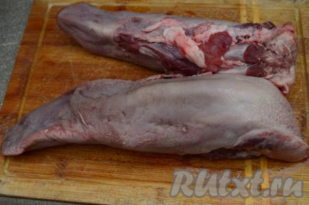 По прошествии времени достаём свиные языки из рассола и промываем проточной водой.