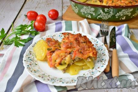 Извлеките форму из духовки и подавайте картошку, запечённую с фаршем, помидорами и сыром, к столу. Блюдо получается очень вкусным, сочным и сытным. Рецепт и простой и удачный, ведь в результате мы получаем одновременно и гарнир, и мясное блюдо!