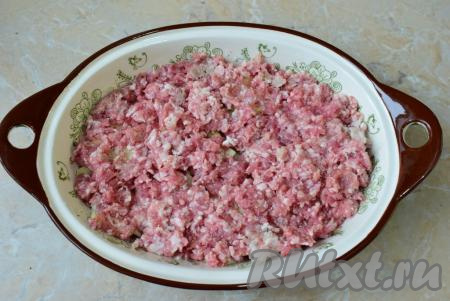 Фарш можно сделать&nbsp;из любого вида мяса. По картофелю ровным слоем выложите подготовленный фарш. Предварительно посолите его по вкусу.