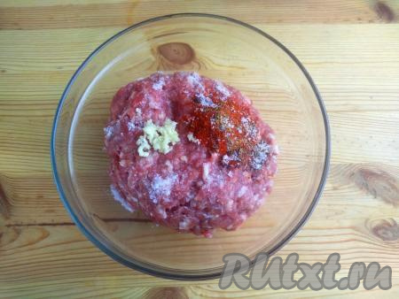 Фарш выложить в миску, добавить пропущенный через пресс чеснок, соль, любимые специи (я добавила паприку и чабрец), молотый чёрный перец, перемешать до однородности. Отбить получившийся фарш 3-5 раз, для этого просто бросаем с силой весь комок фарша с 20-30 сантиметровой высоты на чистую рабочую поверхность. Так мы улучшаем клейкость нашего фарша и он не будет разваливаться во время запекания.