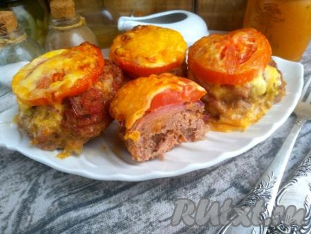 Вкусное, аппетитное, сочное мясо по-французски, приготовленное из фарша с помидорами и сыром, достав из духовки, выложить на тарелку и подать в горячем виде. Это блюдо лучше готовить на один раз и не разогревать повторно.