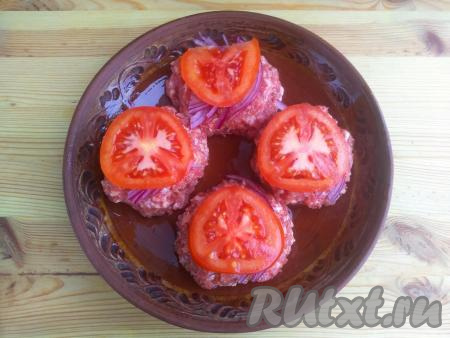 Помидор нарезать на кружочки. На лук выложить по кружочку помидора.