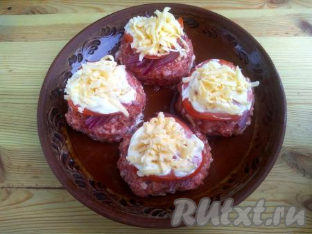 Твёрдый сыр натереть на крупной терке, выложить на майонез.&nbsp;Мясо по-французски из фарша с помидорами и сыром&nbsp;отправить в духовку, разогретую до 190-200 градусов, на 30-40 минут (до готовности мяса и&nbsp;зарумянивания сыра).