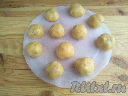 Тесто разделить на 10-11 частей, сформировать шарики. Тарелку, пригодную для использования в микроволновке, застелить бумагой для выпечки, выложить шарики на тарелку на расстоянии друг от друга (как на фото).