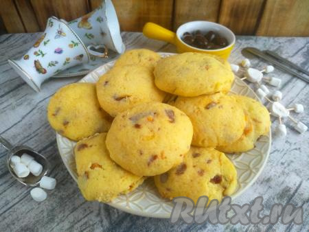 Выпекать печенье с шоколадом в микроволновке на максимальной мощности (у меня 850 Вт) 3,5-4 минуты. Печенюшки осядут, увеличатся в диаметре и останутся светлыми. Достать выпечку, переложить на тарелку для подачи и дать остыть. В горячем виде печенюшки будут достаточно мягкими, но после остывания они станут рассыпчатыми, с песочной структурой.