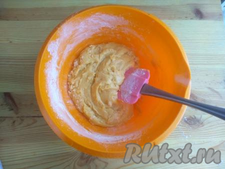 Перемешать, получится вязкое тесто.