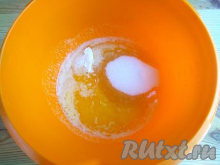 Сливочное масло растопить в микроволновой печи, дать немного остыть. К растопленному сливочному маслу добавить соль, разрыхлитель и сахар, перемешать массу силиконовой лопаткой (или венчиком).